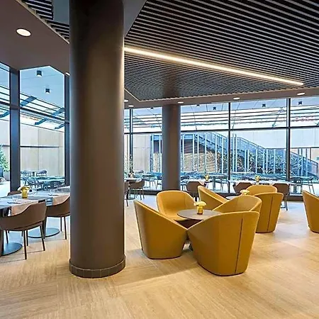 Radisson Blu Hotel, Choruslife Szálloda