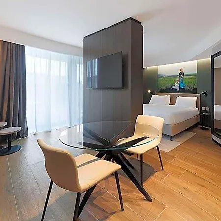 Radisson Blu Hotel, Choruslife Szálloda